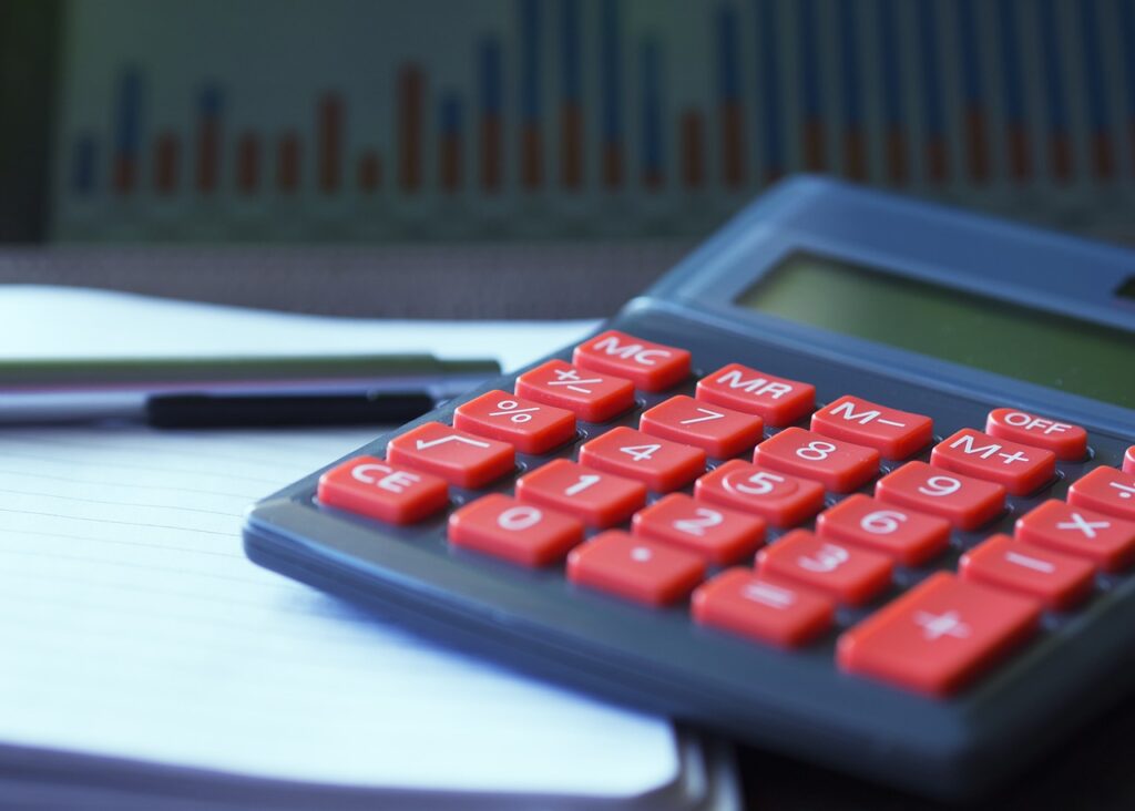 Loi de finances 2026 : bureau avec documents et calculatrice